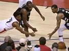 Kyle Lowry (v bílém) z Toronta v souboji o mí s Khrisem Middletonem...