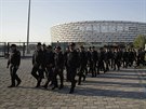 Policisté se ikují ped stadionem v Baku ped finále Evropské ligy.