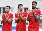 Brnntí fotbalisté v ele s kapitánem Lukáem Magerou dkují svým fanoukm.