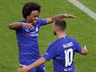Eden Hazard (vpravo) a Willian se radují z gólu Chelsea.