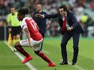 Unai Emery, trenér Arsenalu, usmruje Alexe Iwobiho.