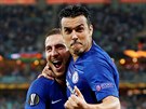Pedro (vpravo) a Eden Hazard se radují z gólu Chelsea proti Arsenalu.