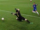Eden Hazard (v modrém) z Chelsea pekonává Petra echa z Arsenalu.