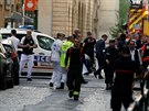 Policisté, hasii a zdravotníci poblí místa výbuchu ve francouzském Lyonu....