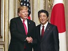 Prezident USA Donald Trump pi setkání s japonským premiérem inzóem Abem. (27....