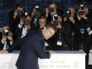 Antonio Banderas pózuje fotografm po skonení slavnostní ceremonie v Cannes...
