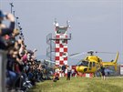 Pi Helicopter Show se nad hradeckm letitm objevilo na padest helikoptr...