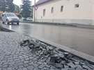 Auta, která kvli nehod u Petic jezdila pes Dolní Lukavici, poniila v obci...