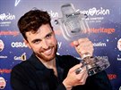 Nizozemský zpěvák Duncan Laurence s trofejí za své vítězství v Eurovizi 2019