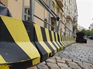 Betonov citybloky v ulici Finsk, kter vymezuj parkovac stn (22. kvtna...
