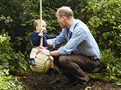 Princ Louis a princ William v zahrad navrené vévodkyní Kate (2019)
