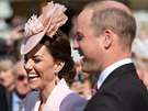 Vévodkyn Kate a princ William na zahradní párty v Buckinghamském paláci...
