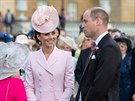 Vévodkyn Kate a princ William na zahradní párty v Buckinghamském paláci...
