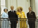 Britská královna Albta II., americký prezident Gerald Ford, jeho manelka...