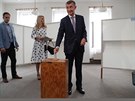 Premiér a pedseda hnutí ANO Andrej Babi s manelkou volili v Prhonicích u...