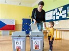 Volební místnost v Olomouci v Z ezníkova (24. kvtna 2019)