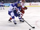 Adam Li�ka ze Slovenska uhání za pukme v utkání s Dánskem.