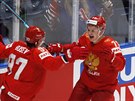 Rutí hokejisté Kirill Kaprizov (vpravo) a Nikita Gusev slaví gól v síti USA.
