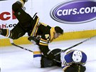 Bostonský Torey Krug (v erném) tvrdým hitem sundal Roberta Thomase ze St....