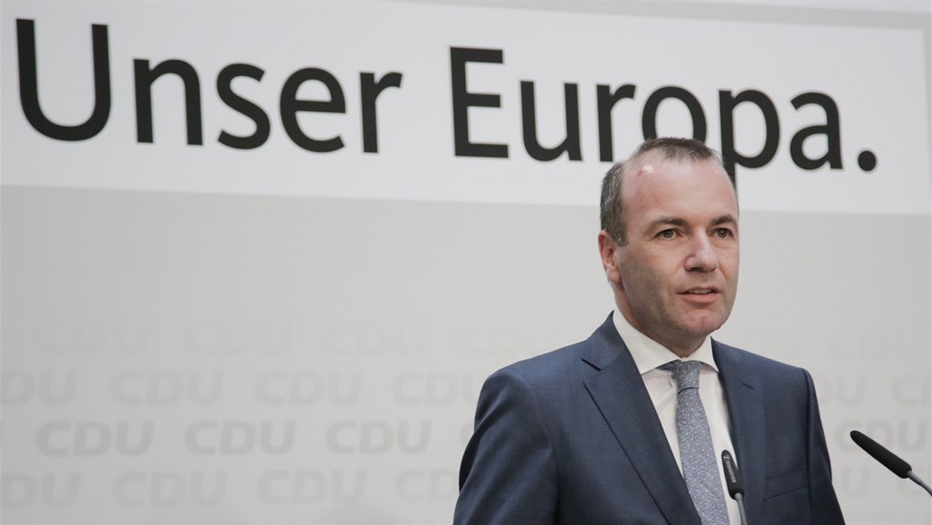 Kandidát Evropské lidové strany Manfred Weber reaguje na první výsledky voleb...