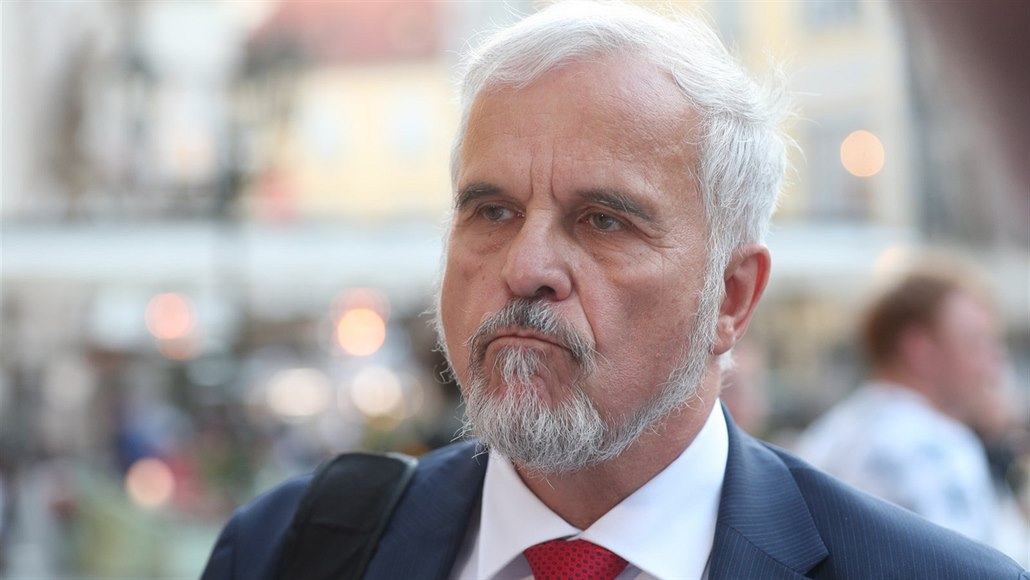 Ivan David p�ichází do pra�ského volebního �tábu SPD. (26. kv�tna 2019)