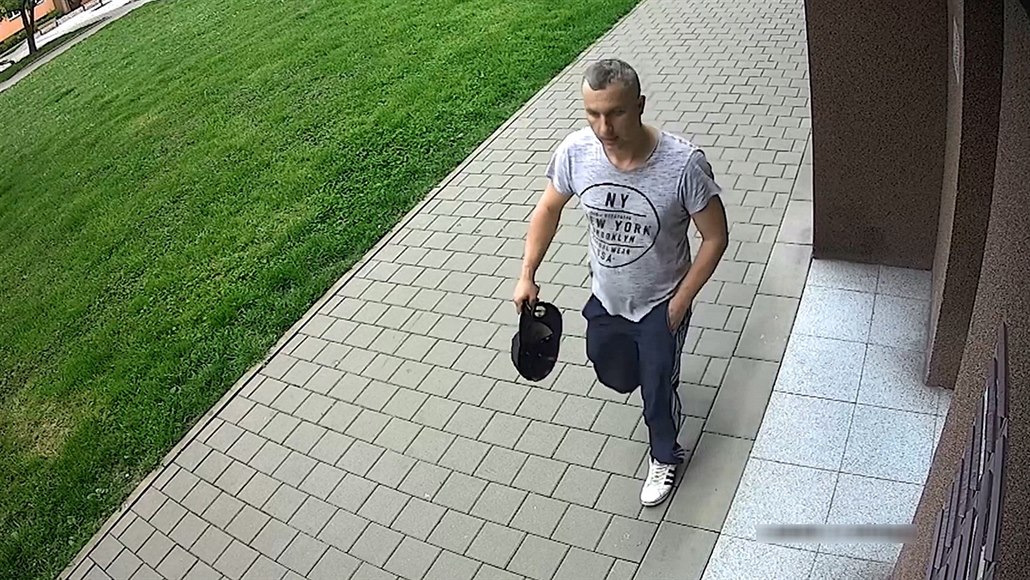 Lupič přepadl dva obchody v Ostravě, jednu prodavačku zmlátil