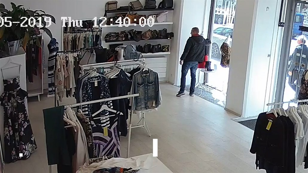 VIDEO: Zloděj ukradl z figuríny v obchodě luxusní šperk za sto tisíc - iDNES .cz