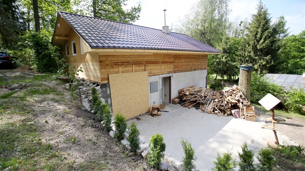 Stavař komplikuje život sousedům, koupenou chatu předělává bez povolení