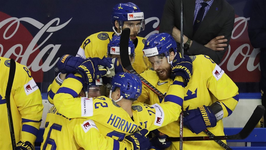 Švédští hokejisté oslavují branku.