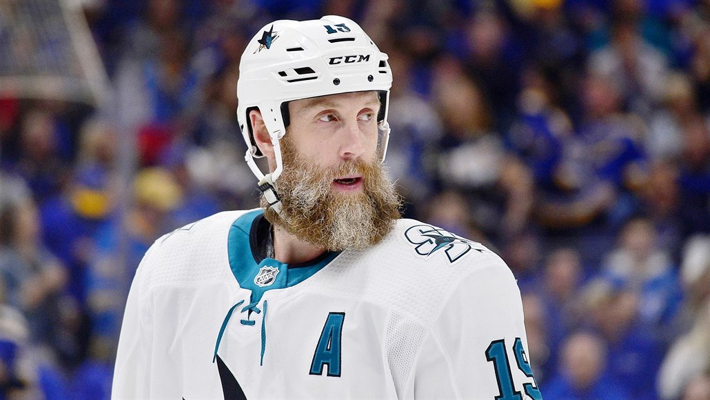 Joe Thornton ze San Jose bhem série se St. Louis.