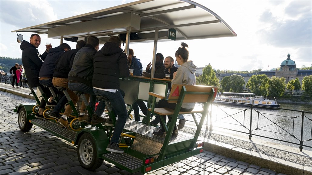 Mezi turisty vyhledávané atrakce pat�í i pojízdné pivní bary.