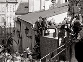 Východoněmečtí uprchlíci přelézají zeď západoněmeckého velvyslanectví v Praze....