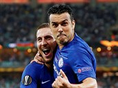 Pedro (vpravo) a Eden Hazard se raduj z glu Chelsea proti Arsenalu.