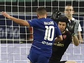 Eden Hazard z Chelsea se prosadil proti Petru echovi z Arsenalu.