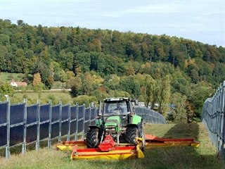 Mezi panely mohou zemědělci normálně hospodařit.