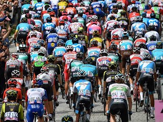 Peloton na startu 14. etapy italského Gira.