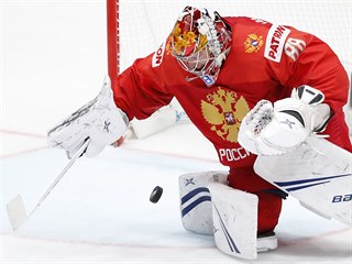 Ruský branká� Andrej Vasilevskij kryje puk v utkání proti �esku.