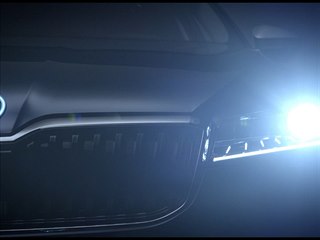 Faceliftovaná Škoda Superb se začíná odhalovat
