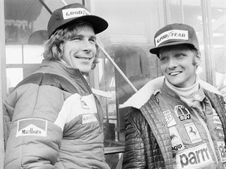 Rakouský jezdec Niki Lauda (vpravo) a britský závodník James Hunt na velké ceně...