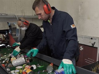 Reportér Matěj Smlsal si zkusil práci třídiče. Úkolem je vyhazovat vše, co není...