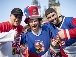 Fanoušci zaplnili Staroměstské náměstí v Praze, fandí českých hokejistům v...