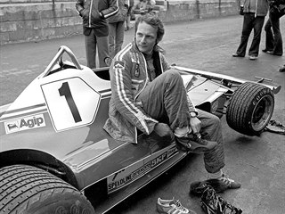 Automobilový závodník Niki Lauda před tréninkovou jízdou (1976)