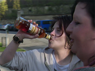 Romanu přivítala na svobodě láhev rumu a její squaterská rodina.