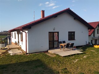 Čtyřčlenná rodina si za Prahou postavila nedávno dům.