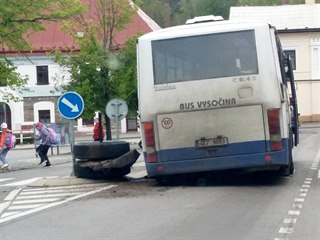 Nahnutý linkový autobus krátce poté, co mu na náměstí v Trhové Kamenici upadlo...