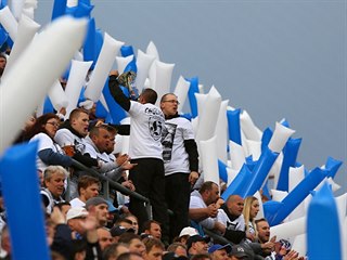 Fanoušci fotbalistů Baníku Ostrava povzbuzují svůj tým ve finále poháru v...