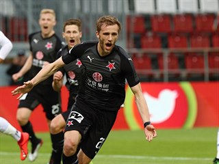 Tomáš Souček se raduje z proměněné penalty ve finálovém zápase proti Baníku.
