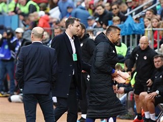 Milan Baroš (vpravo v dlouhém bundě a bílých štulpnách) byl po obdržené brance...