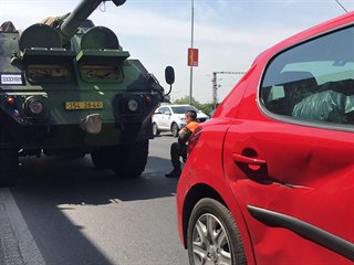 Na Jižní spojce se srazilo auto s vojenskou houfnicí. (24.5.2019)