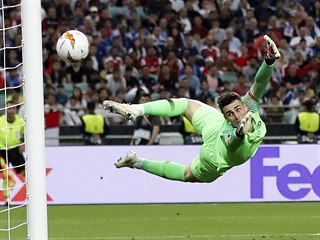 Kepa Arrizabalaga z Chelsea inkasuje v zápase s Arsenalem.